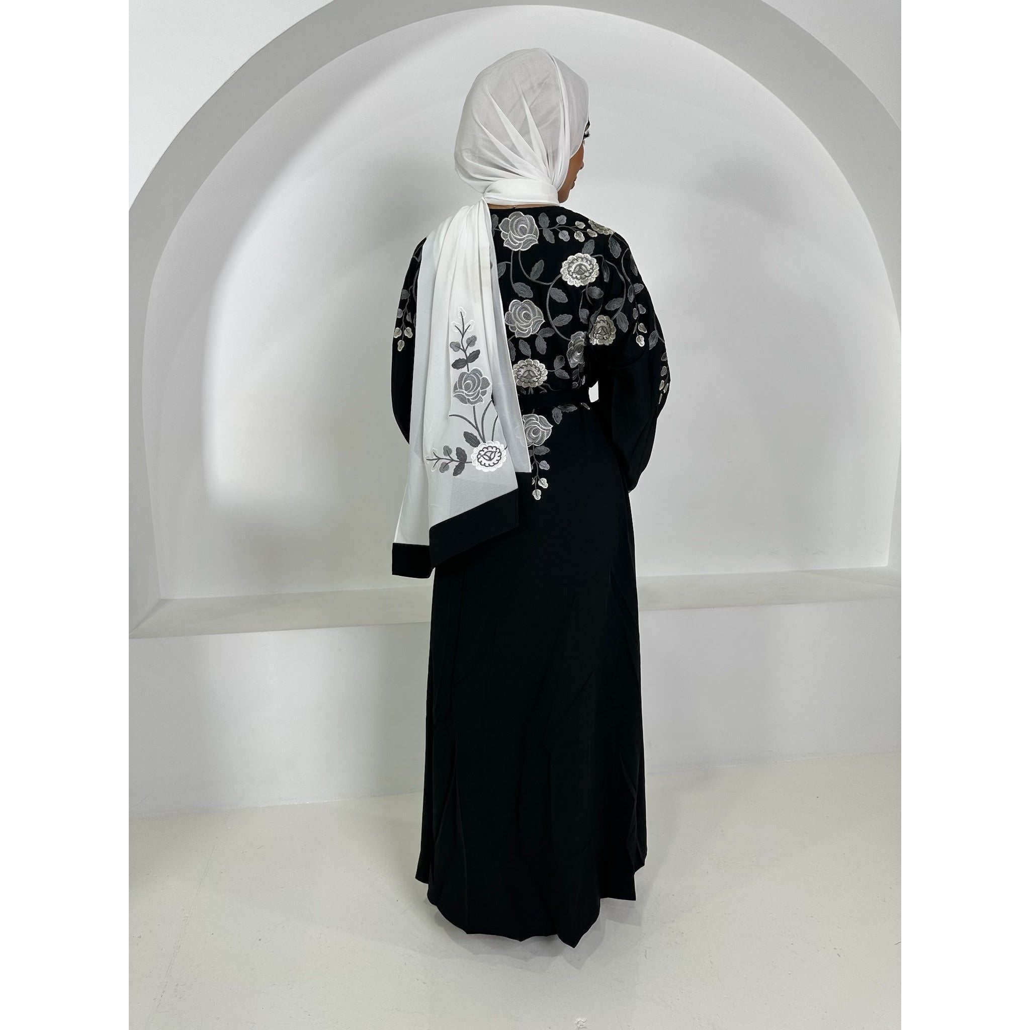 Yasmin Abaya in black