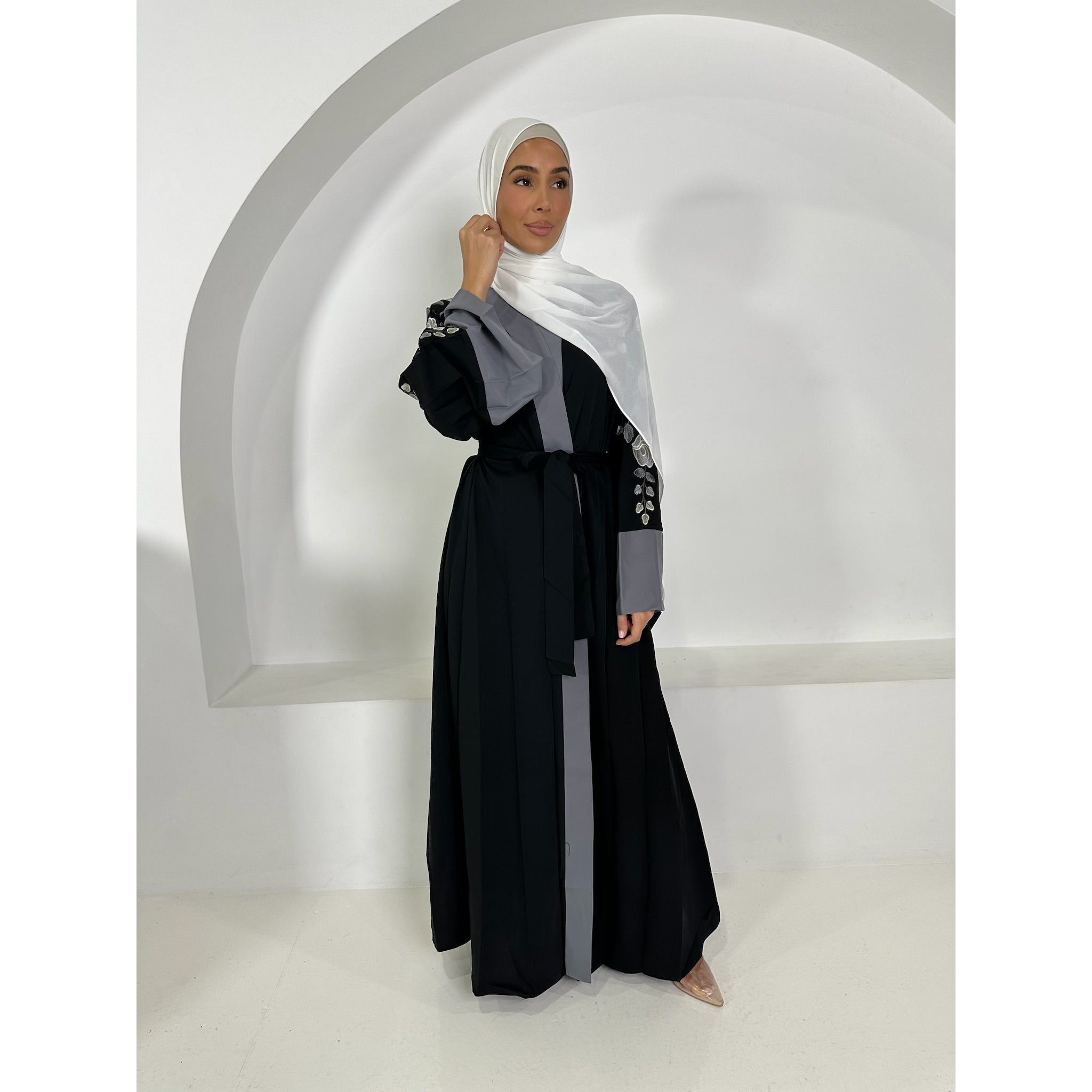 Yasmin Abaya in black