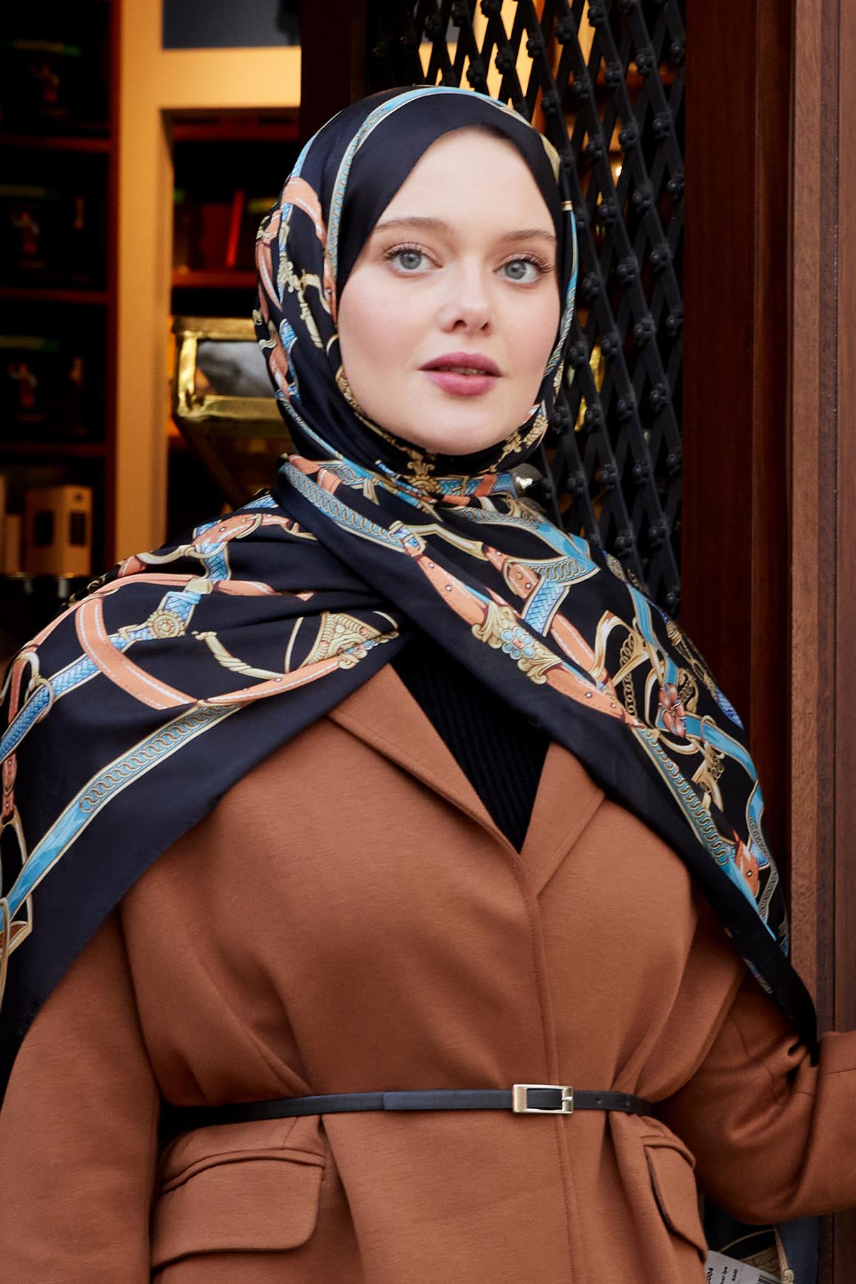 Chain pattern silk hijab